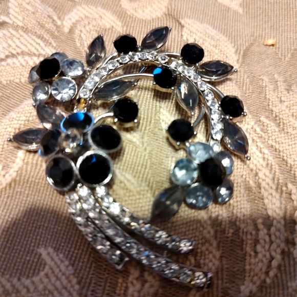 Vintage Jewelry - 🖤🩶🤍 Sultry Vintage Art Deco Nouveau Rhinestone Brooch